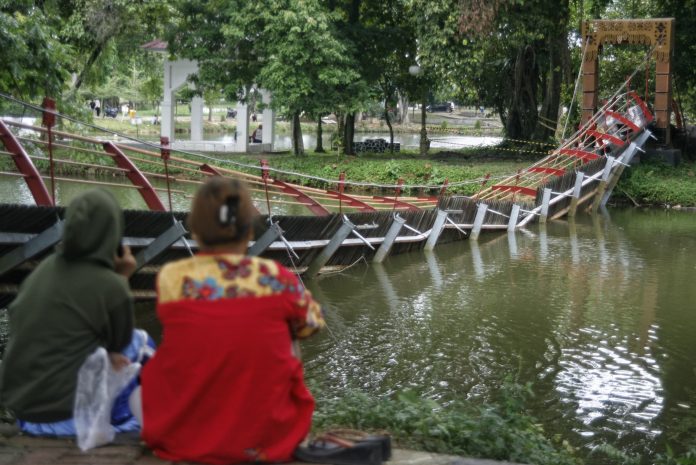 Warga melihat kondisi jembatan yang ambruk di Taman Cadika, Medan, Sumatera Utara