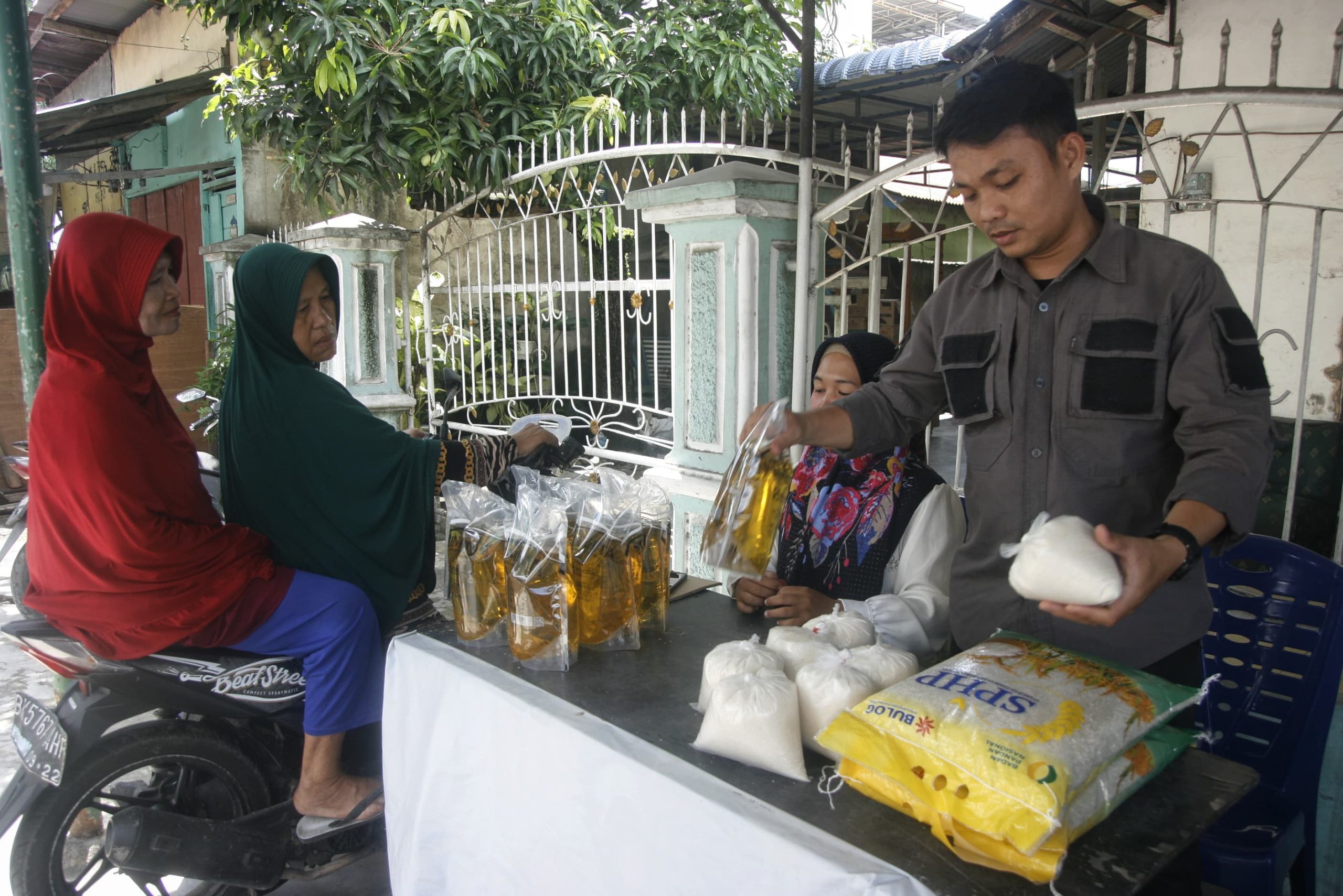 Warga mendatangi posko pasar keliling di Jalan Bhayangkara, Kelurahan Indra Kasih, Medan Tembung, Medan