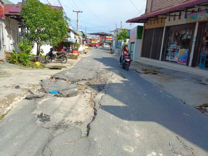 Kondisi jalan aspal yang terkelupas.