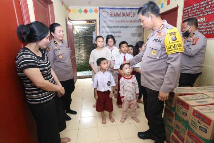 Kabid Humas Polda Sumut Kombes Hadi Wahyudi saat menggelar Bakti sosial di Medan.