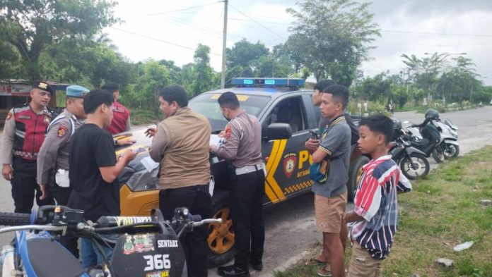 Personel Sat Lantas melakukan penindakan dengan memberikan tilang.