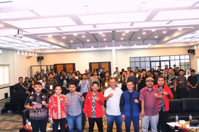 Saut Boang Manalu bersama para narasumber lainnya dan peserta diskusi publik Feskulin GMNI FISIP USU (f:ist/mistar)