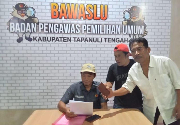 Komisioner Bawaslu Tapteng Rommi Preno Pasaribu saat memberikan keterangan pers terkait adanya Paslon mengumpulkan Kades dimintai dukungan dan uang.