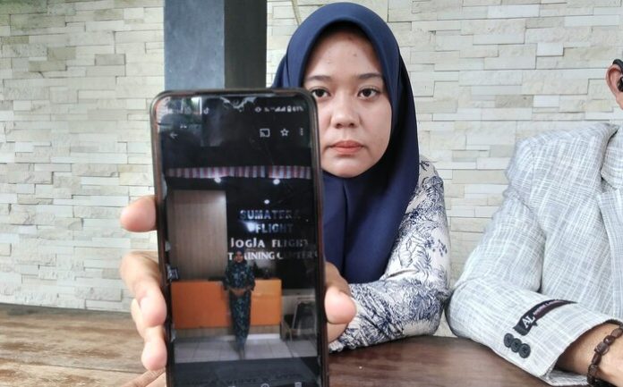 Putri Ardiyanti kakak kandung korban saat menunjukan foto Ade Nurul Fadillah semasa hidup. (F: matius/mistar)