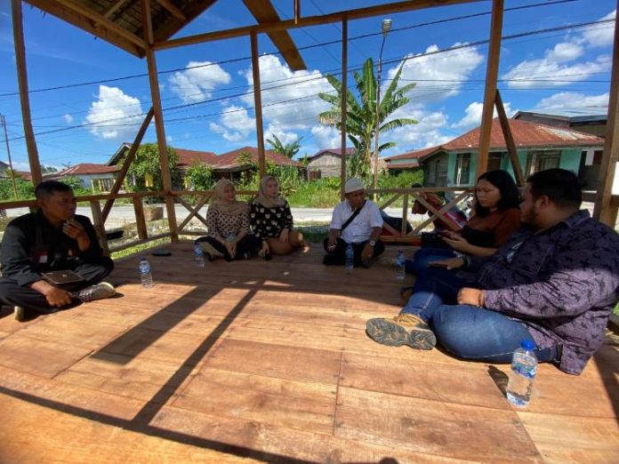 Kordiv Hukum dan Parmas Humas, Nazmi Hidayat Sinaga bersama Panwas dan masyarakat saat di lokasi pondok pengawasan partisipatif.