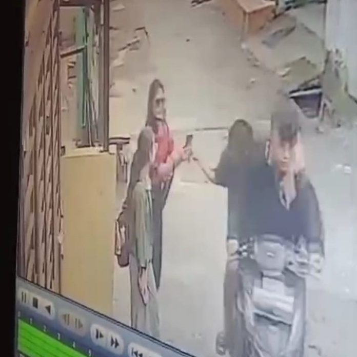 Kedua pelaku terekam CCTV saat menarik hp korban.(f:ist/mistar)