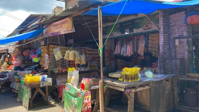 Toko kelontong di pasar tradisional Simpang Limun, Medan Amplas (f:dinda/mistar)