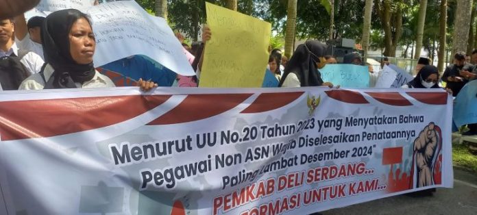 Guru honorer demo ke kantor Bupati Deli Serdang minta kejelasan nasib.