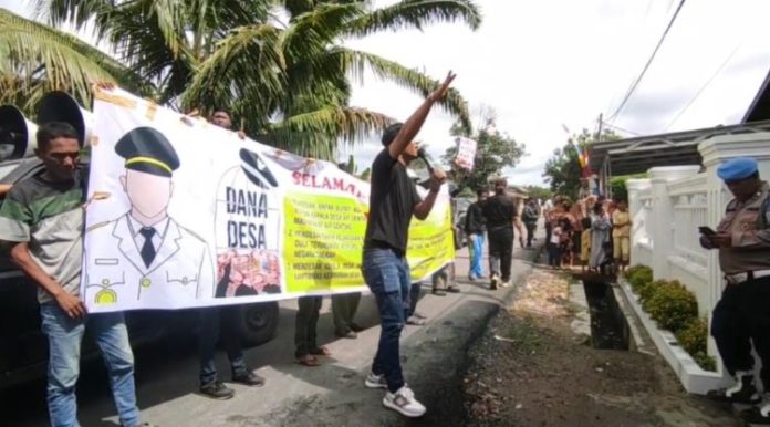 Aksi warga di Desa Air Genting Asahan berunjuk rasa di depan kantor desa.