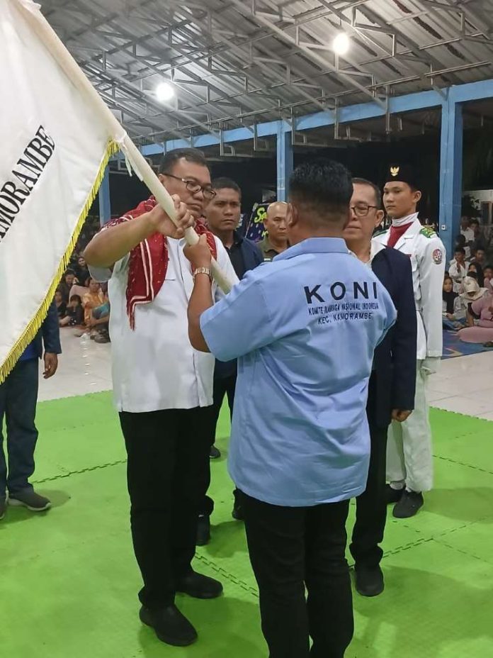 Ketum KONI Deli Serdang,dr Asri Ludin Tambunan melantikan Pengurus KONI Namorambe di Jambur Arih Ersada, Desa Kuta Tengah, Senin (21/10/24) malam.