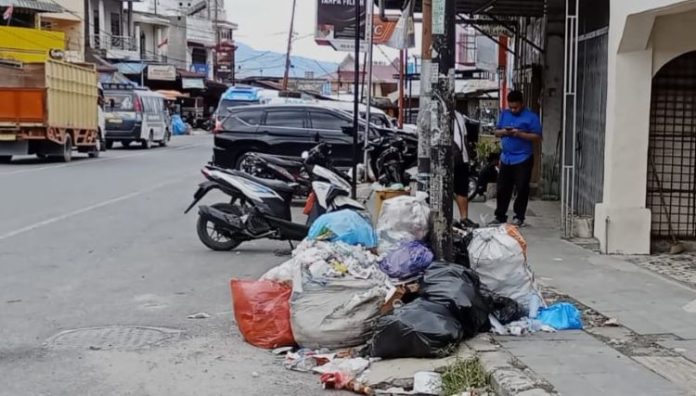 Tumpukan sampah di sejumlah titik di Kota Wisata Parapat menumpuk.