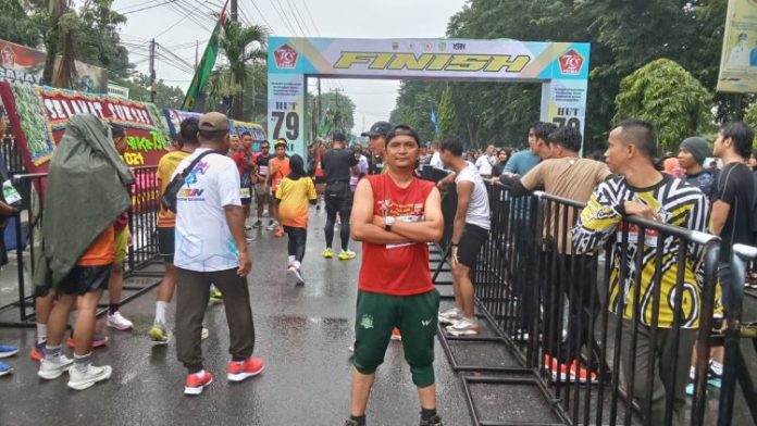 Peserta Fun Run digelar Kodim 0208 tak surut semangat meski lari dalam keadaan hujan.