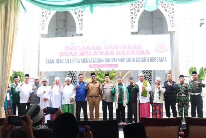 Deklarasi dan ikrar jihad melawan narkoba yang digagas oleh Polres Tapsel, di Masjid Agung Syahrun Nur, Sipirok.