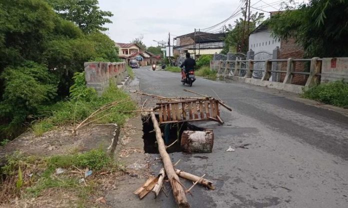 jalan berlubang