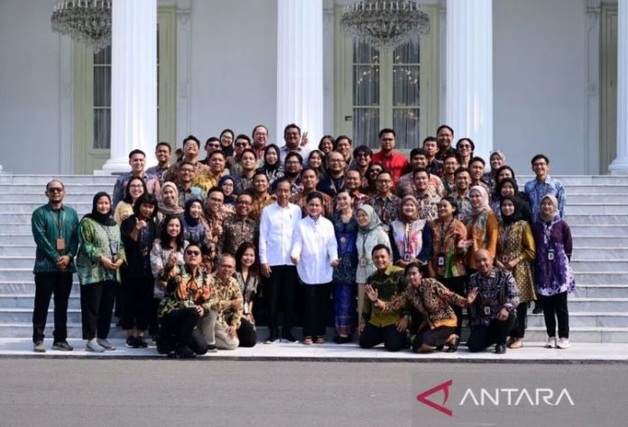 Presiden Joko Widodo (Jokowi) bersama Ibu Negara Iriana Joko Widodo mengadakan sesi foto bersama dengan pegawai Istana Kepresidenan dan wartawan pada Kamis pagi (10/10/24).