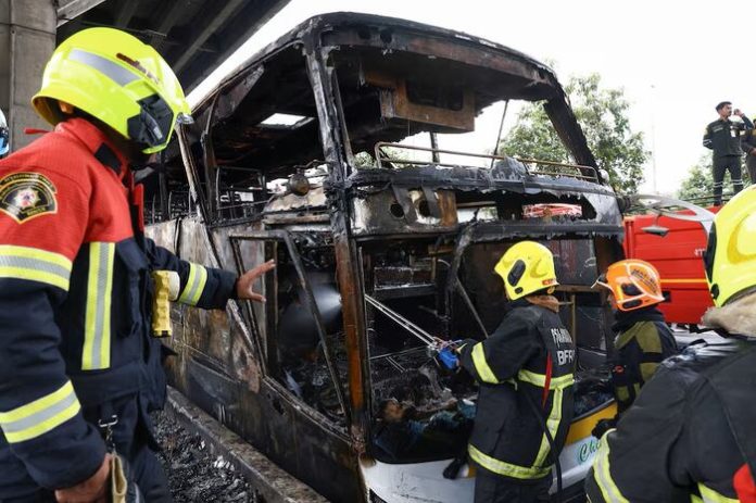 Petugas pemadam kebakaran berupaya memadamkan bus yang terbakar menewaskan hampir belasan orang, di pinggiran Bangkok, Thailand, 1 Oktober 2024 (f:reuters/mistar)