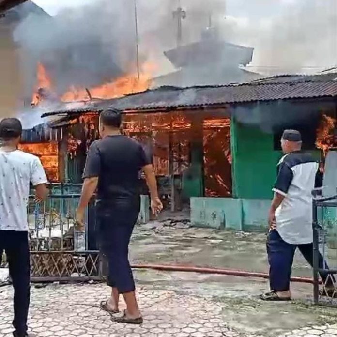 Kebakaran satu unit rumah warga di kelurahan Bukit Jengkol, Pangkalan Susu, Rabu (16/10/24).