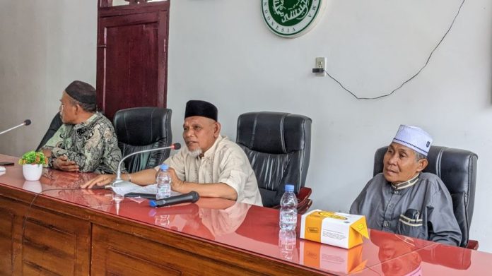 ketua MUI Sergai H Hasful Huznain (tengah) saat memberikan keterangan