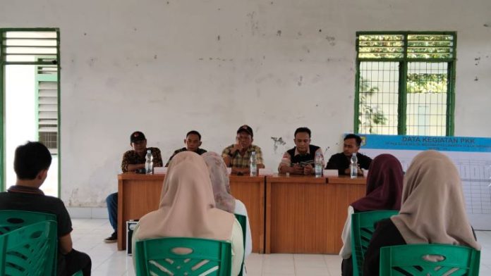 PPK Kecamatan Dolok saat memberikan kata sambutan kepada para pemilih pemula.