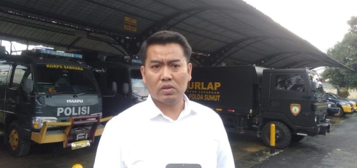 Rahmat Junjung Sianturi kuasa hukum dari Ratu Entok saat di Polda Sumut (f: matius/mistar)