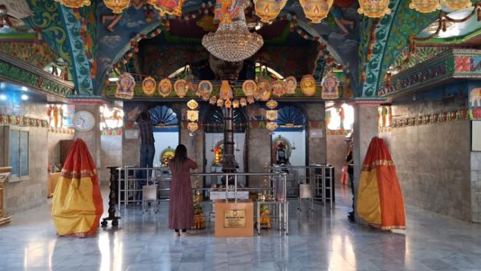 ersiapan di dalam Kuil Shri Mariamman menjelang Deepavali.