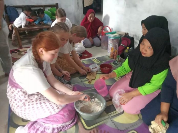 Mahasiswi bule asal Norwegia belajar buat kue khas Melayu di Pantai Labu, Deli Serdang.