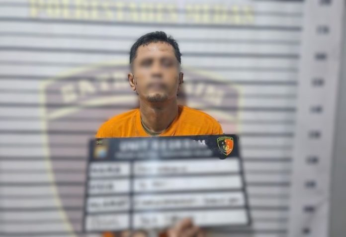 Tersangka RW (42) setelah diamankan Polisi.