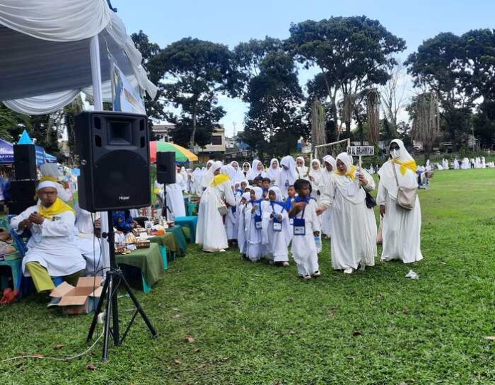 Salah satu kontingen pelajar saat mengikuti acara Manasik Haji di Lapangan USI.(f:indra/mistar)