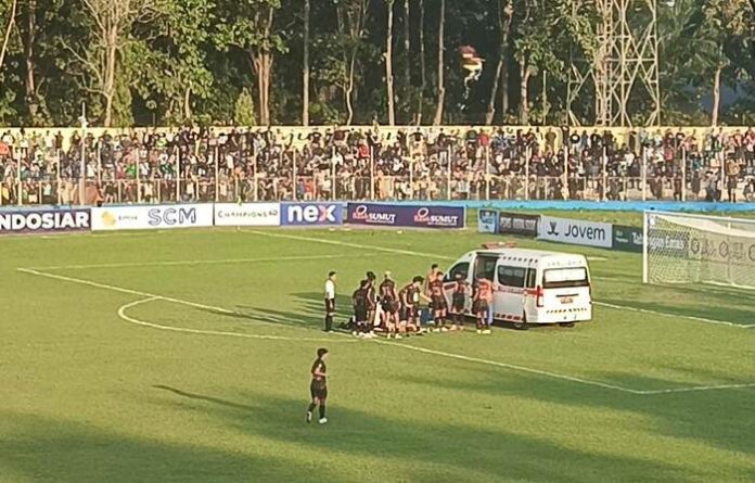 Momen Ambulans masuk ke lapangan dan tidak jadi menangani pemain saat PSMS Medan dan Bekasi City FC. (f:iqbal/mistar)