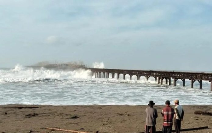 ombak tinggi menghantam dermaga besi bekas PT Sumber Baja Prima (SBP), Tegalbuleud, Kabupaten Sukabumi, Jawa Barat (f:ist/mistar)