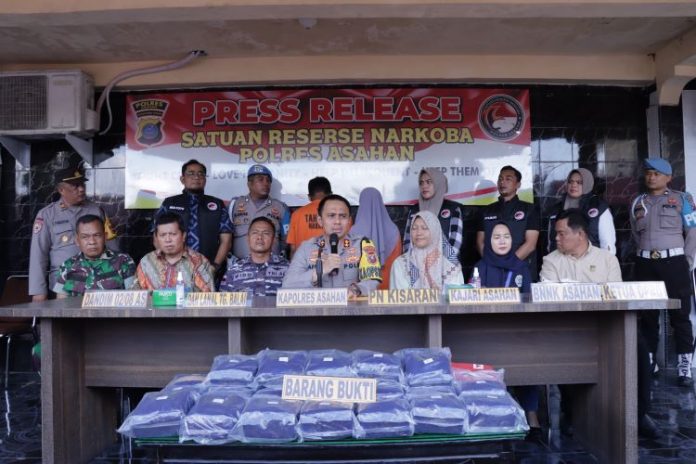 Polres Asahan menggelar konferensi pers pengungkapan kasus 25 kg sabu yang dibawa pasutri.