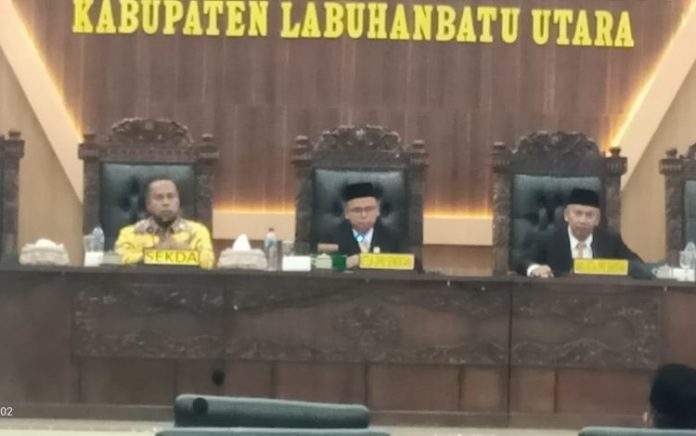 Suasana sidang paripurna istimewa perdana DPRD Labura yang dilaksanakan, Kamis (17/10/24). (f:sunusi/mistar)