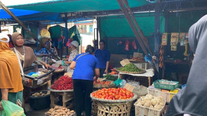 Penjualan bahan pokok di pasar tradisional Simpang Limun (f:dinda/mistar)