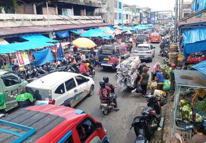 Deretan parkir yang menggangu di dekat tenda milik sejumlah pedagang Gedung IV Pasar Horas. (f:gideon/mistar)