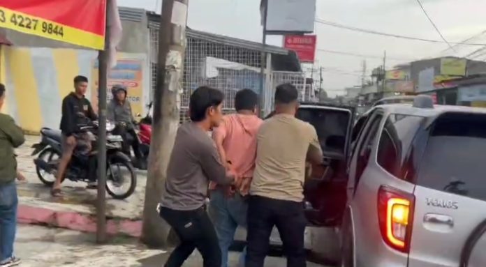 Kedua pelaku saat diamankan Polisi.