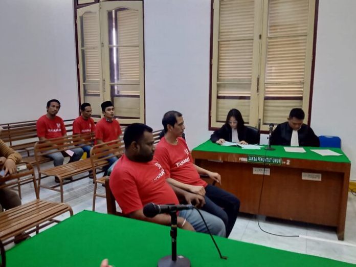 Dua kurir 1 kg sabu saat menjalani sidang pembacaan tuntutan di PN Medan. (f:deddy/mistar)