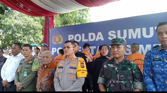 Kapolrestabes Medan, Kombes Pol Teddy Jhon Sahala Marbun saat akan memusnahkan barang bukti usai acara FGD.(f:putra/mistar)