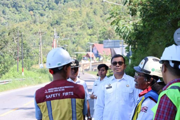 Pjs Bupati Toba dan Kadishub Toba saat tinjau lapangan di Jangga Dolok.