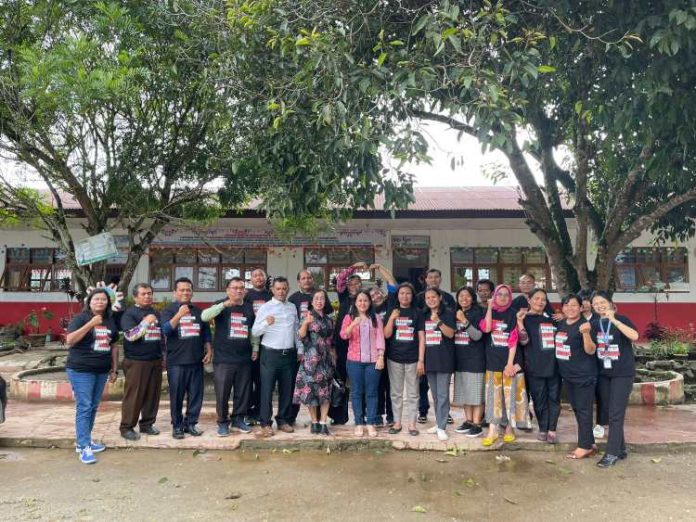 Jholant (baju merah muda) bersama peserta Lokakarya PNS program sekolah penggerak angkatan 2 jenjang SMP dan SMA di kabupaten Dairi.