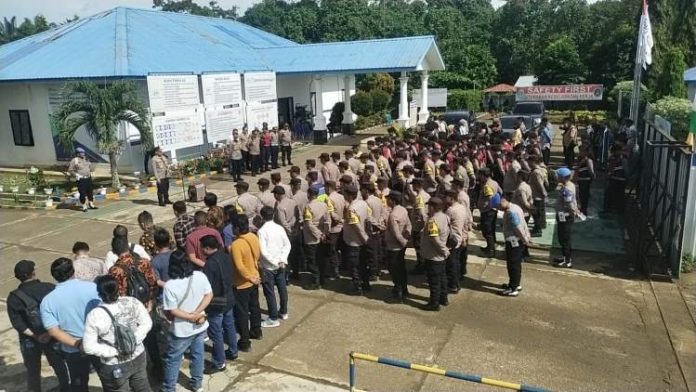 Polresta Deli Serdang menurunkan ratusan anggotanya untuk pengamanan Presiden Jokowi meresmikan Bendungan Lau Simeme di  Kecamatan Biru Biru.