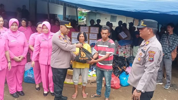 Kapolres Tanah Karo saat menyalurkan bantuan Kapoldasu kepada korban bencana alam berupa banjir bandang dan tanah longsor.