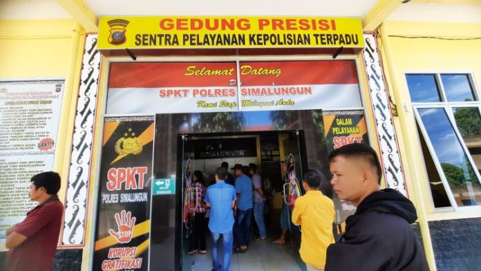 Para orang tua korban pencabulan saat membuat laporan ke Polres Simalungun beberapa waktu lalu.