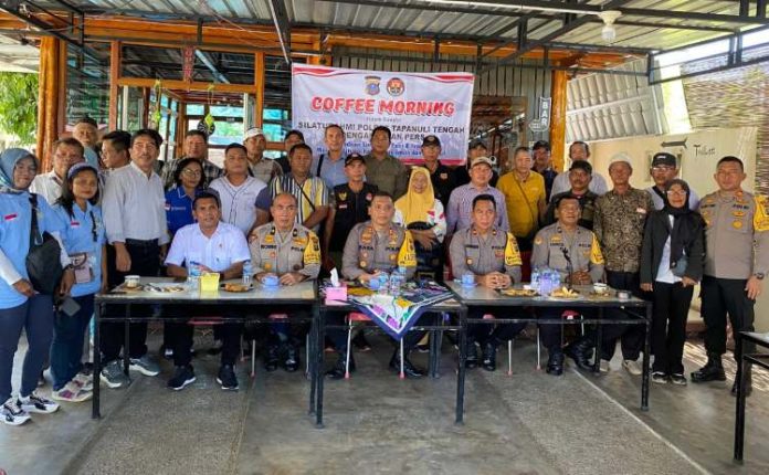 Kapolres Tapteng AKBP Basa Emden Banjarnahor bersama insan pers usai coffee morning di Kafe Cafetaria.