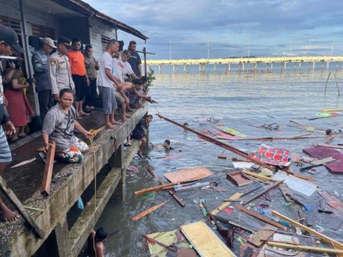 Rumah milik Jultini di Kelurahan Pasar Belakang yang roboh akibat dihantam gelombang ombak besar saat dievakuasi.