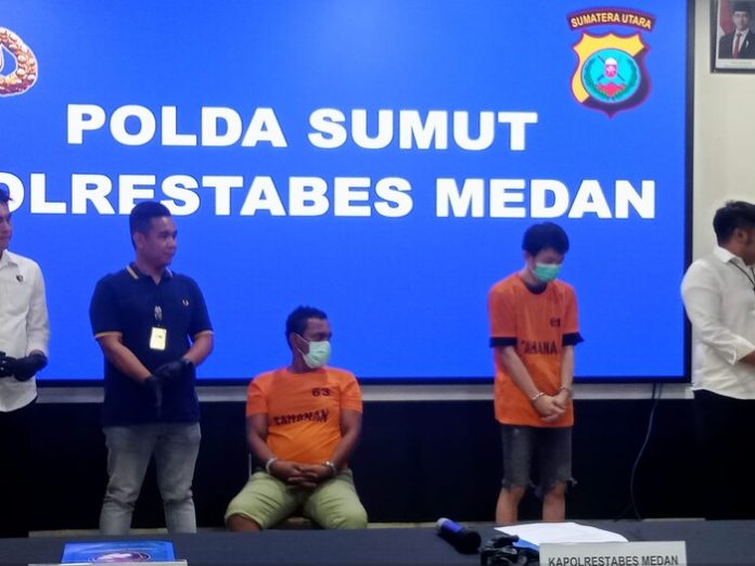 Kedua tersangka saat di Polrestabes Medan.(f:putra/mistar)