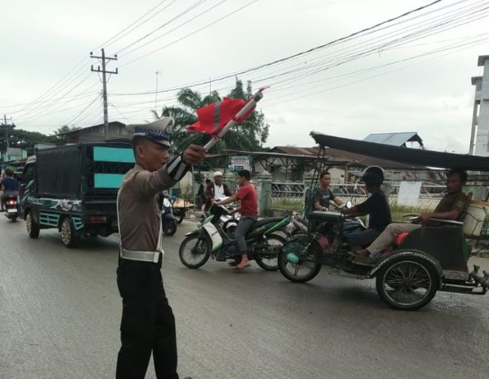 Personil Satlantas Polres Tanjung Balai saat mengamankan Jalan Persimpangan di Tanjung Balai.