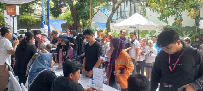 Suasana pendaftaran pasar murah Bank Mandiri.