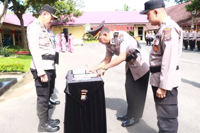 Kapolres Binjai tandatangani berita acara serah terima pejabat utama Polres Binjai.