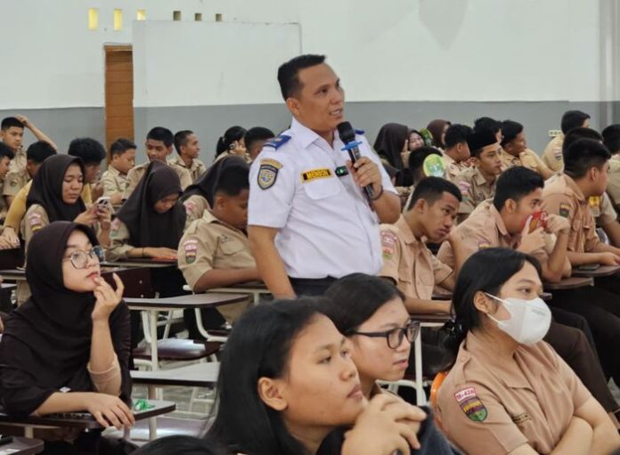 Dishub Sumut melakukan sosialisasi dan menyampaikan materi mengenai lalu lintas ke salah satu sekolah di Kota Medan. (f:ist/mistar)