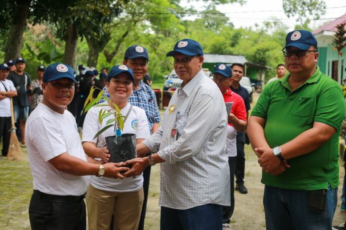 Sambut 507 Tahun Hari Reformasi Gereja di Kota Pematangsiantar, gotong royong hingga penyerahan bantuan bibit pohon. (f:ist/mistar)